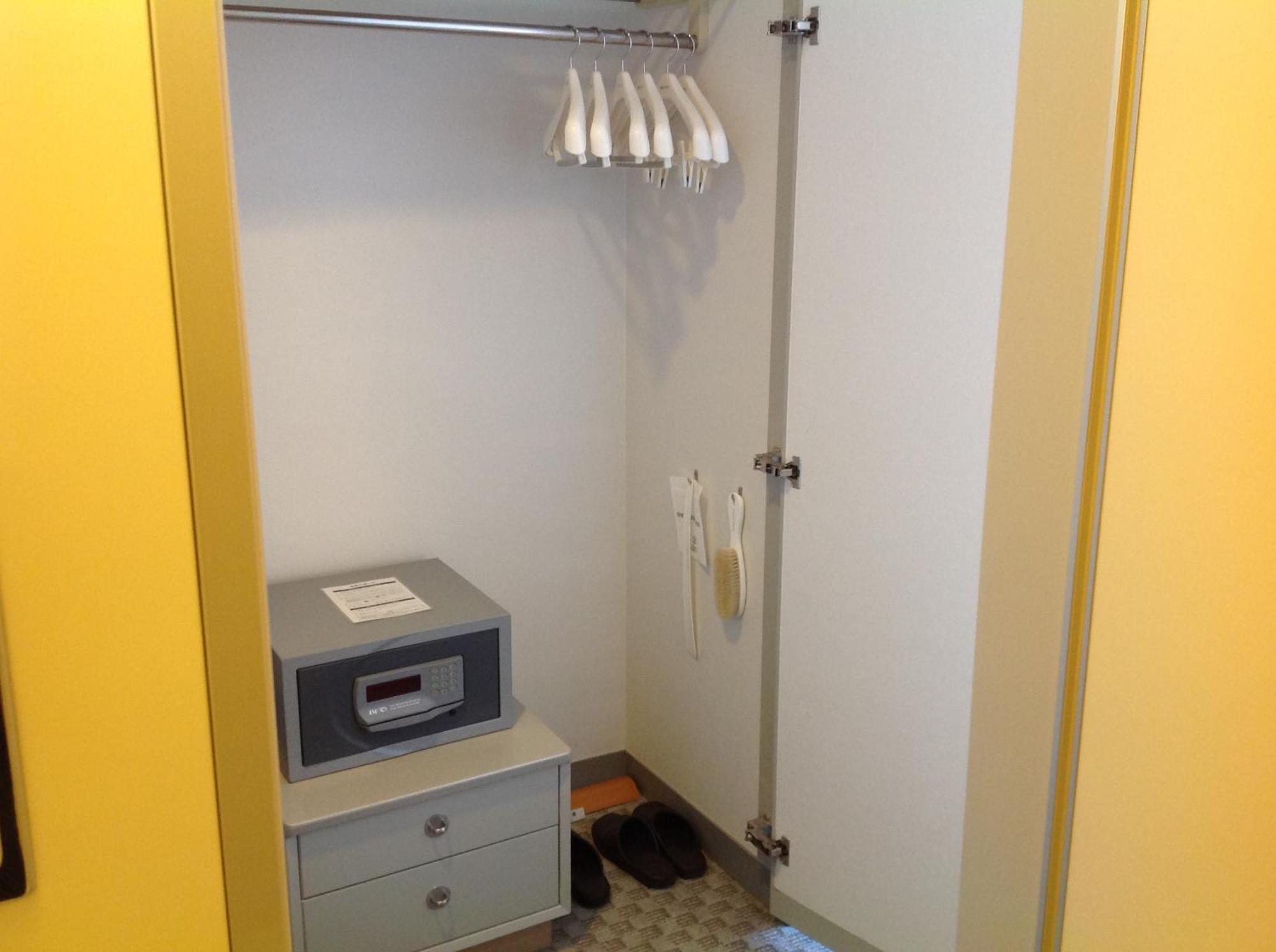 Shin Furano Prince Hotel Værelse billede A safe in a hotel room