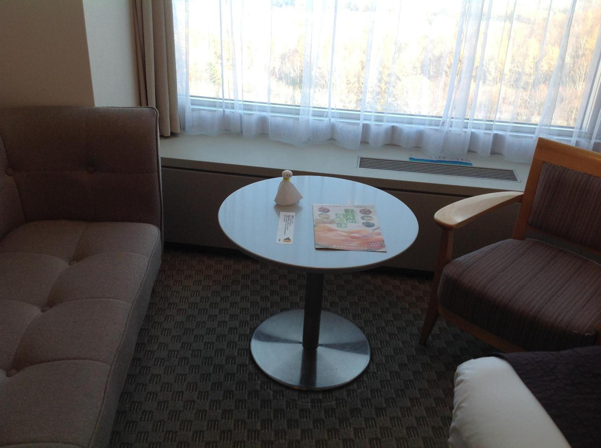 Shin Furano Prince Hotel Værelse billede A table in a hotel room