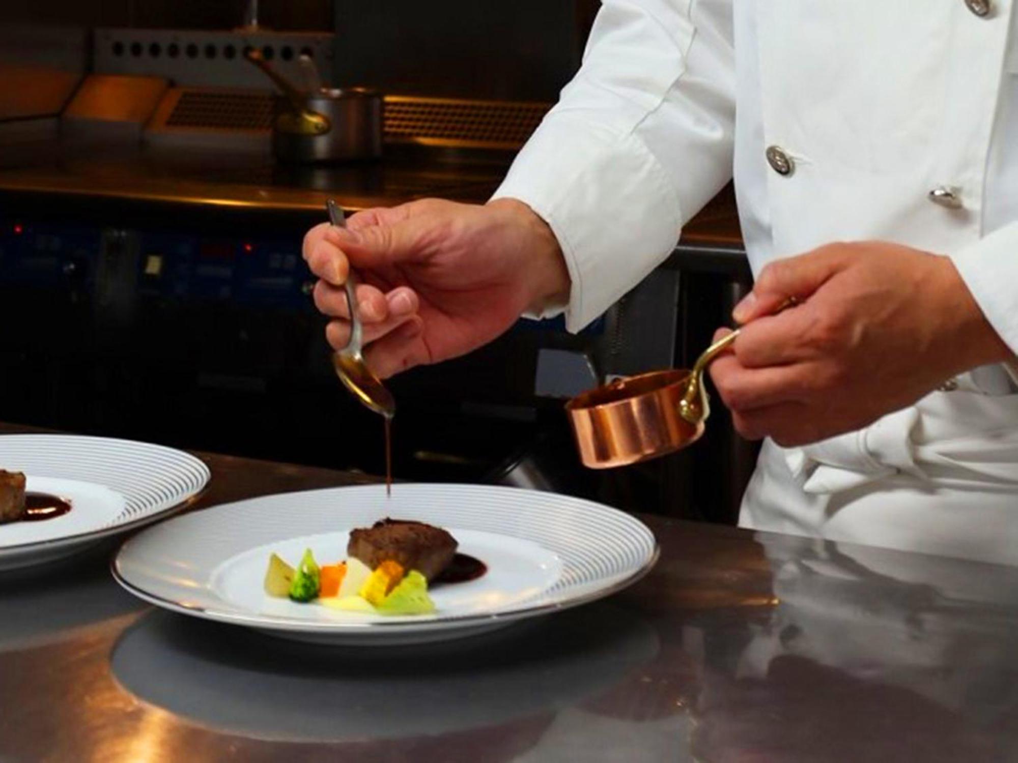 Shin Furano Prince Hotel Eksteriør billede A chef plating a dish