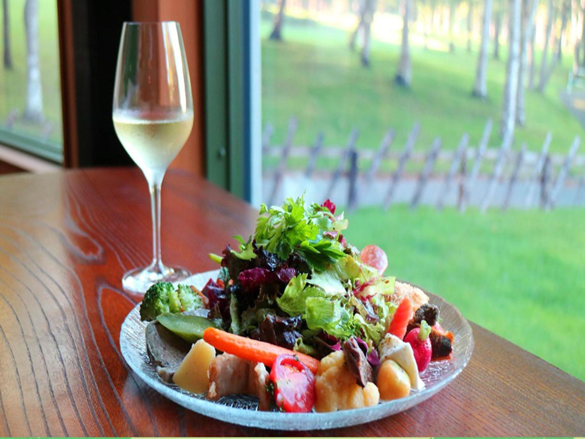 Shin Furano Prince Hotel Eksteriør billede A salad with a glass of wine
