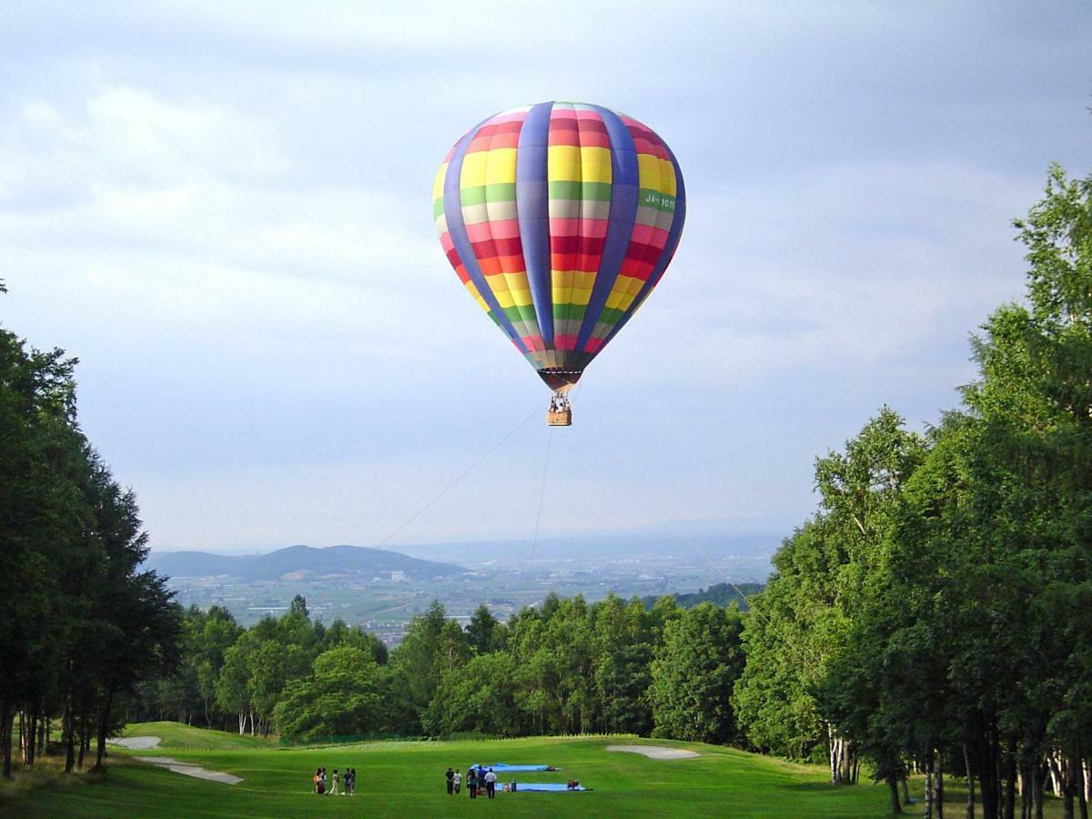 Shin Furano Prince Hotel Eksteriør billede Hot air balloon over the golf course